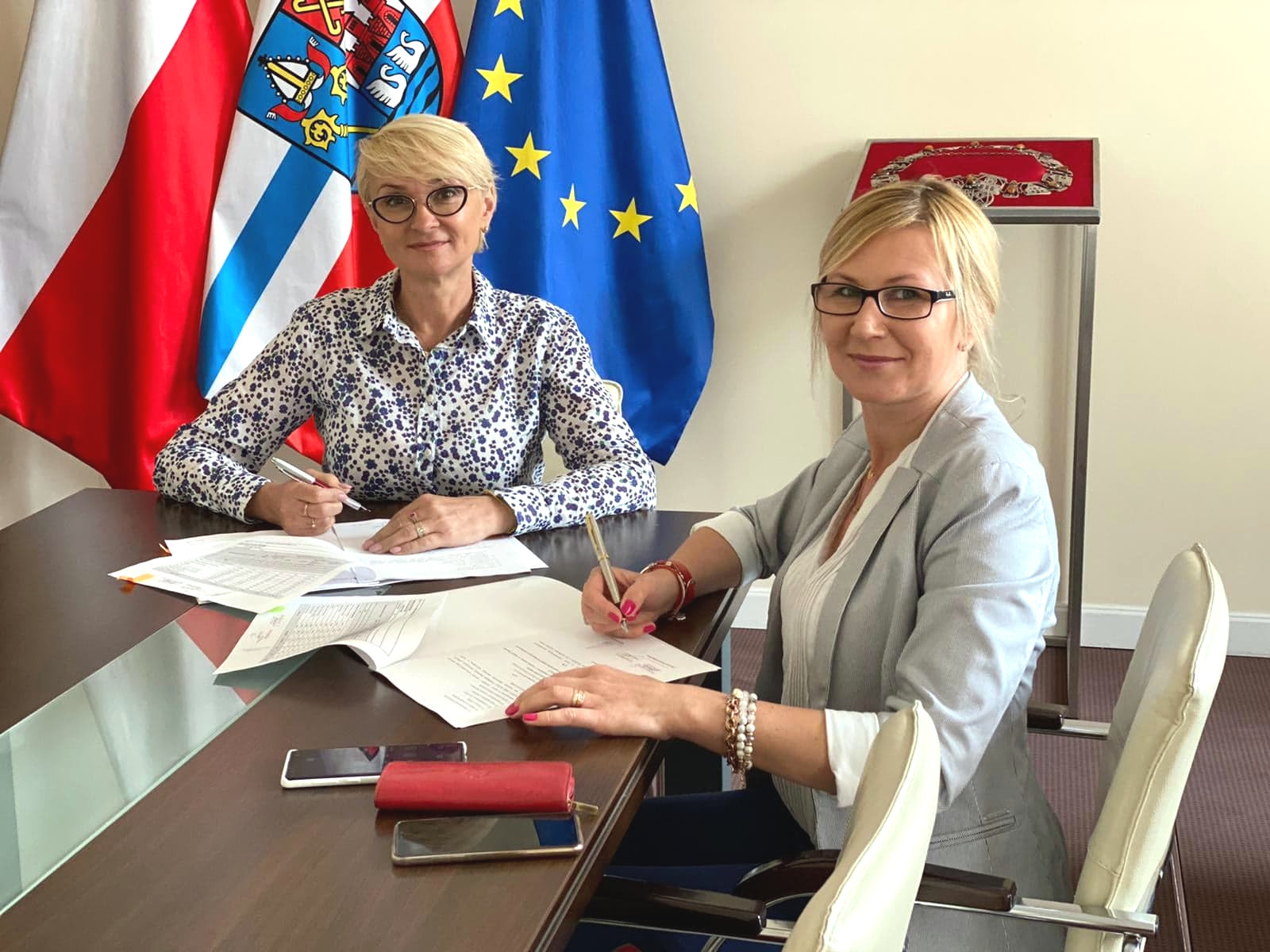 Członek zarządu i beneficjent podpisują umowę z Po Ryby 