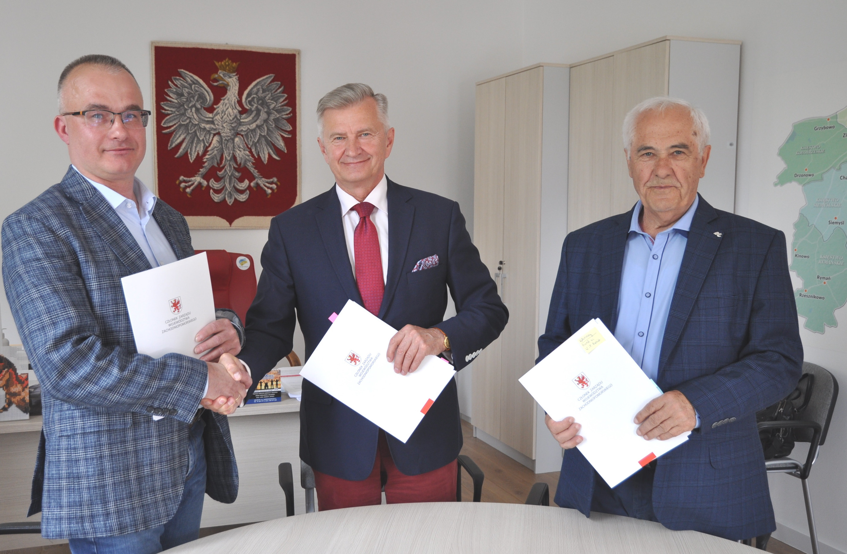 członek zarządu Stanosław Wziątek gratuluje beneficjentom przyznanego wsparcia 