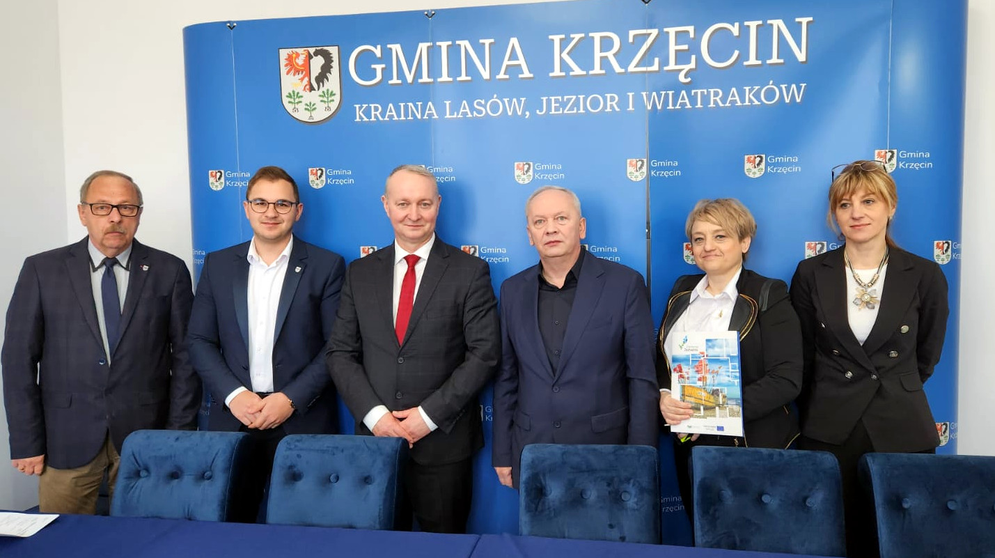 wicemarszałek Kustosz i członkowie stowarzyszenia oraz wójt Gminy Krzęcin na ściance promocyjnej