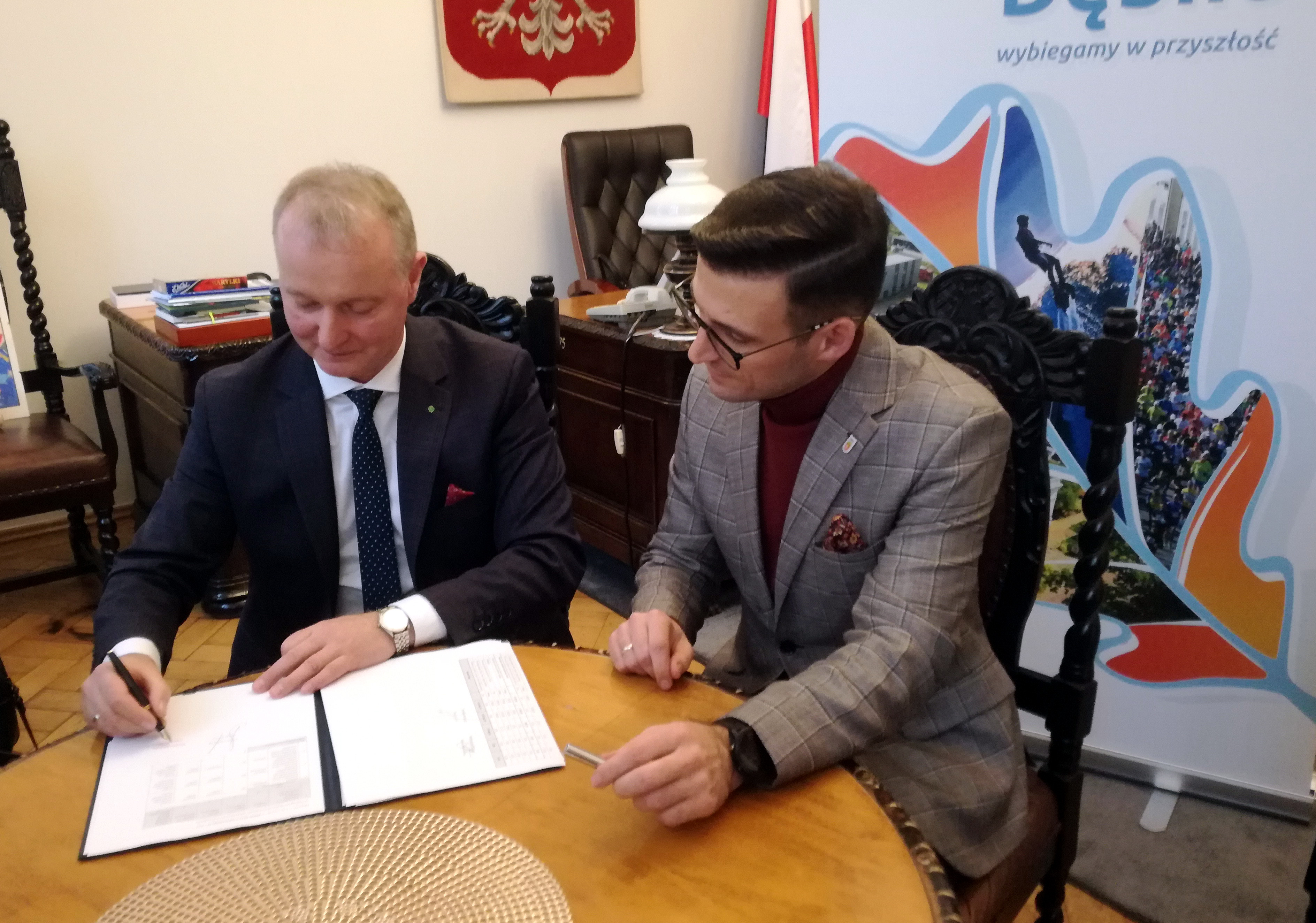 wicemarszałek O.Kustosz gratuluje burmistrzowi Dębna