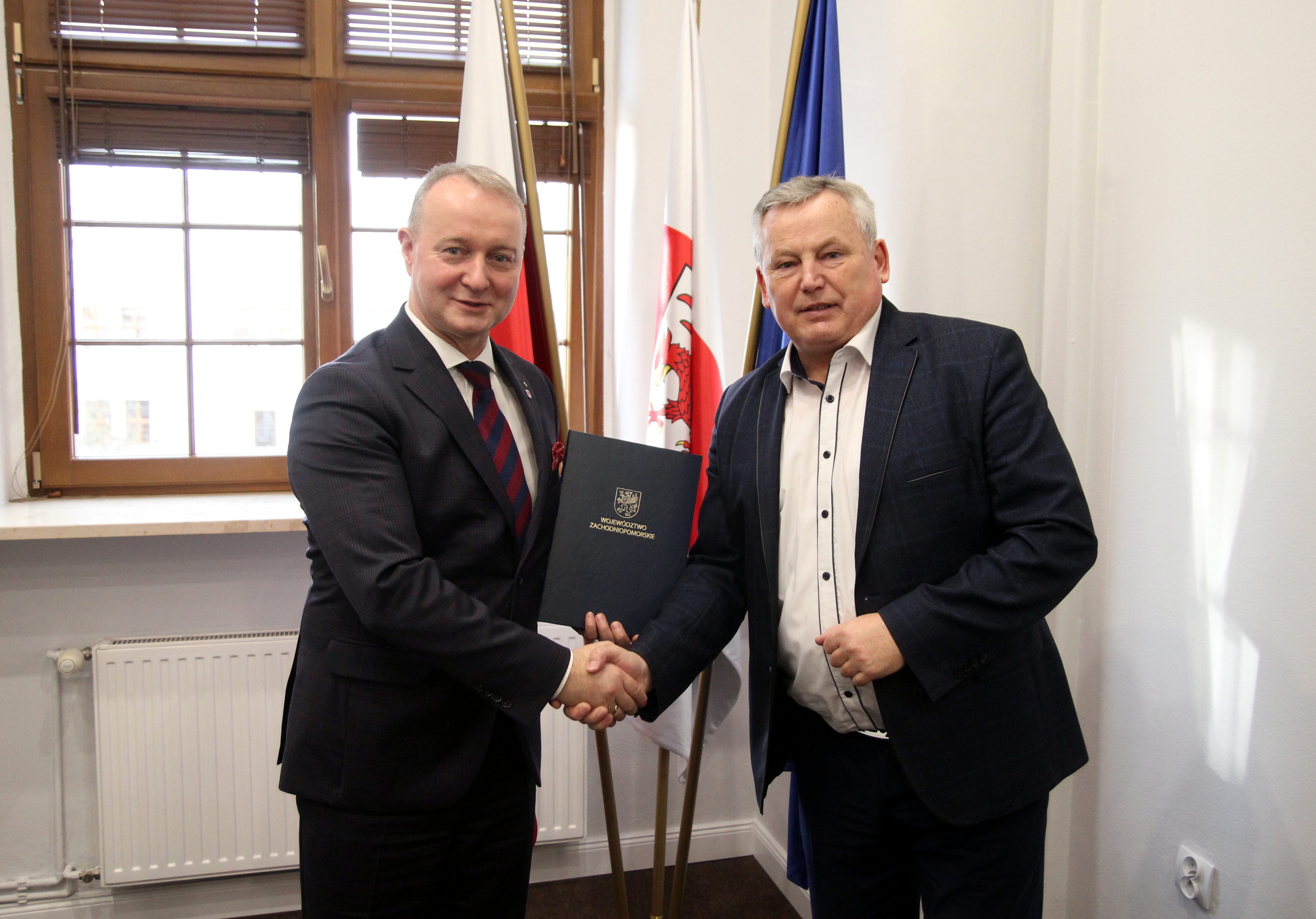 wicemarszałek O.Kustosz gratuluje beneficjentowi uzyskania unijnego wsparcia dla projektu 