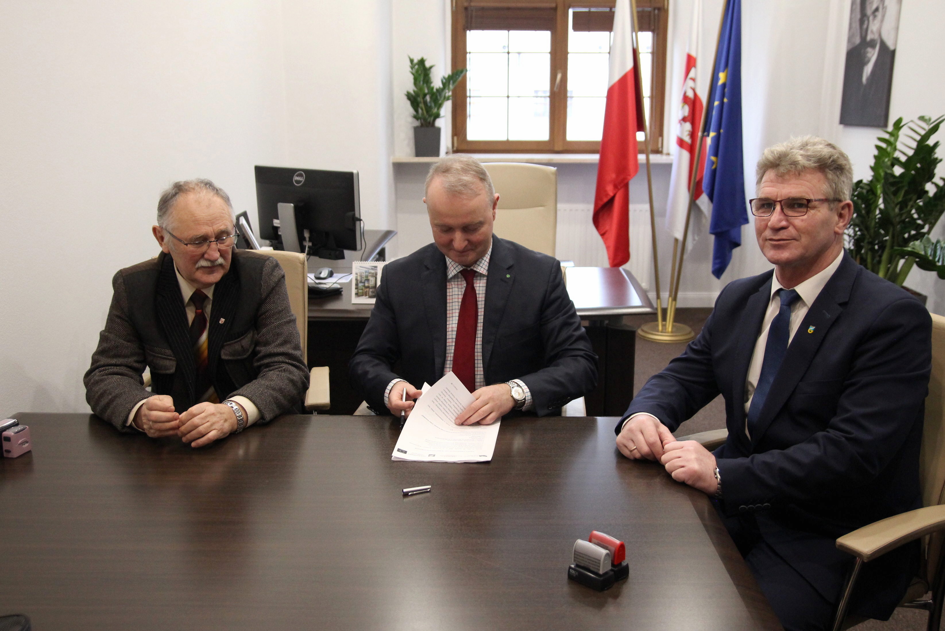 Prezesi RLGD (Stowarzyszenie Rybacka Lokalna Grupa Działania Pomorza Zachodniego, Lokalna Grupa Rybacka „Zalew Szczeciński”) Grzegorz Jóźwiak i Ryszard Mróz podpisują umowy przyznające unijne wsparcie z PO RYBY 2014-2020 ich grupom.