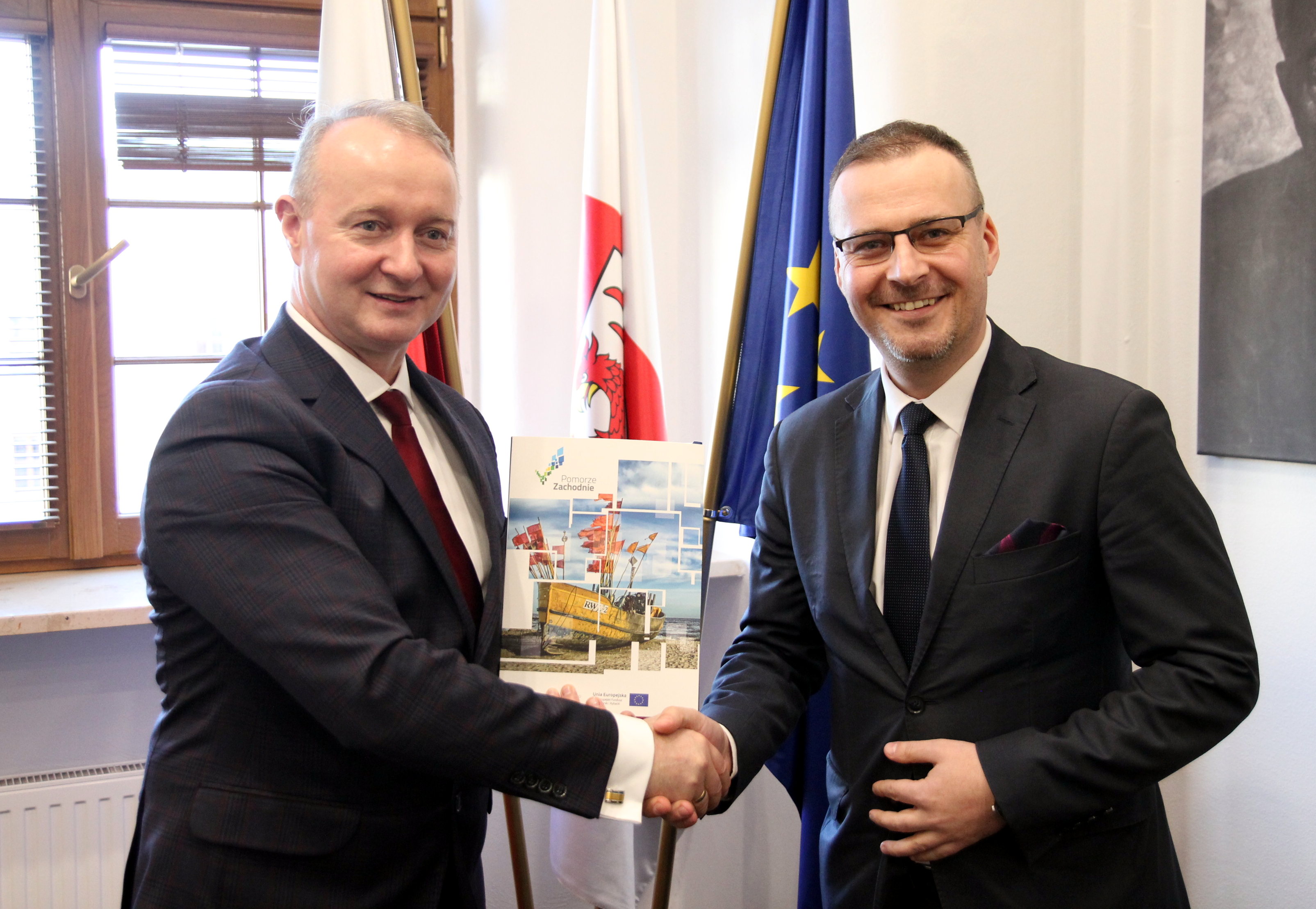 wicemarszałek gratuluje beneficjentowi 