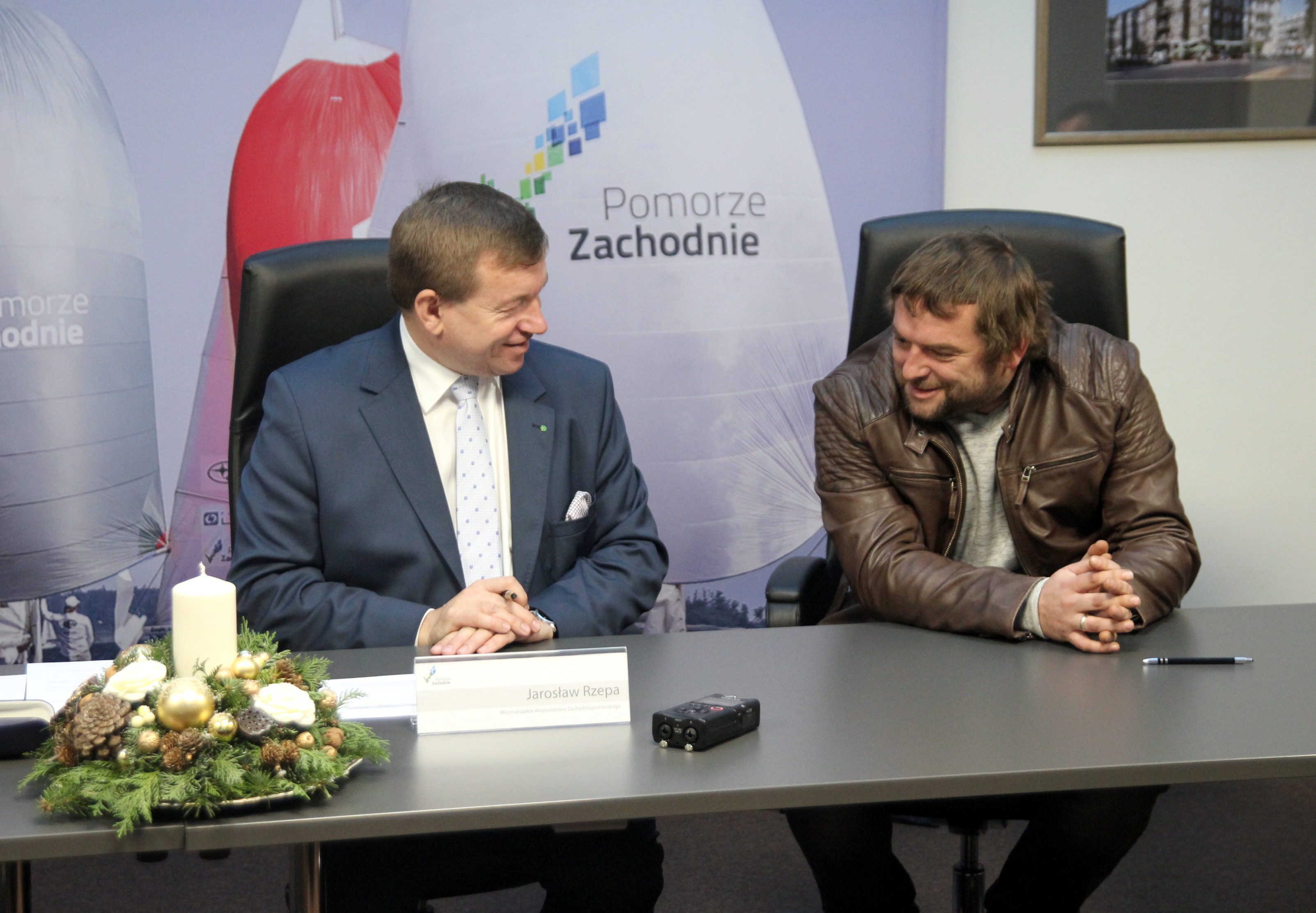 Wicemarszałek rozmawia z beneficjentem o jego projekcie.