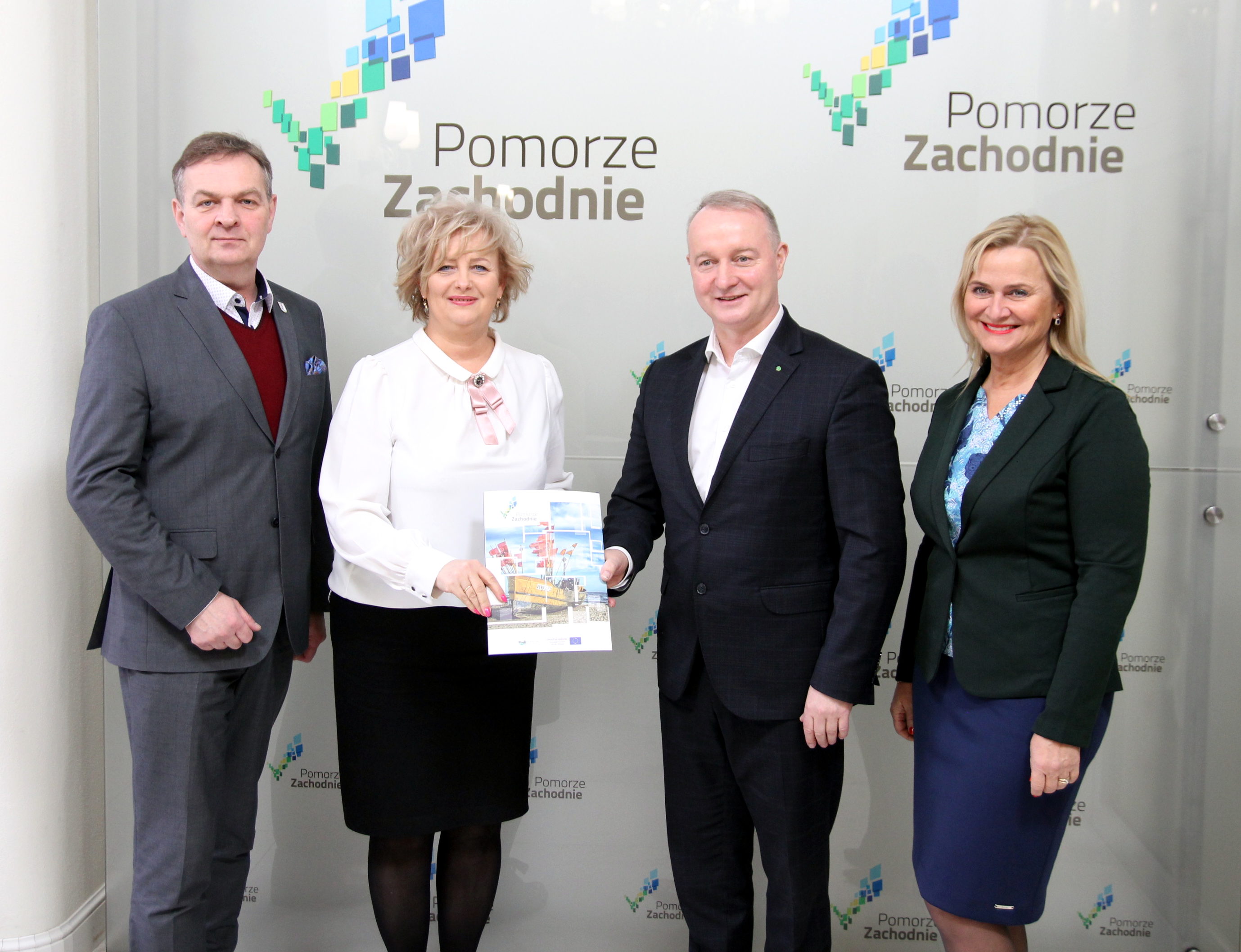 przedstawiciele powiatu choszczeńskiego i wicemarszałek Olgierd Kustosz 