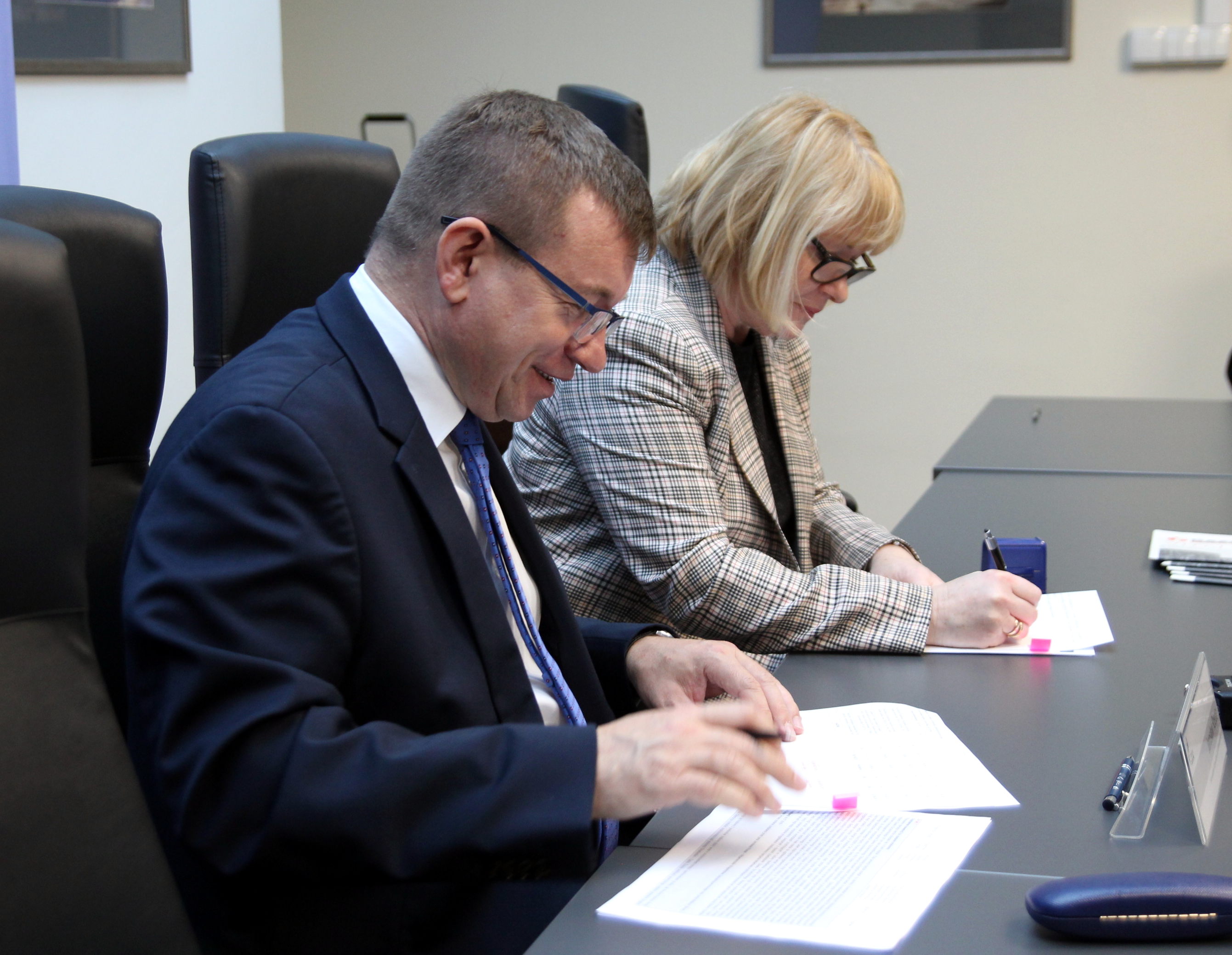 Wicemarszałek razem z beneficjentem podpisują umowę. 