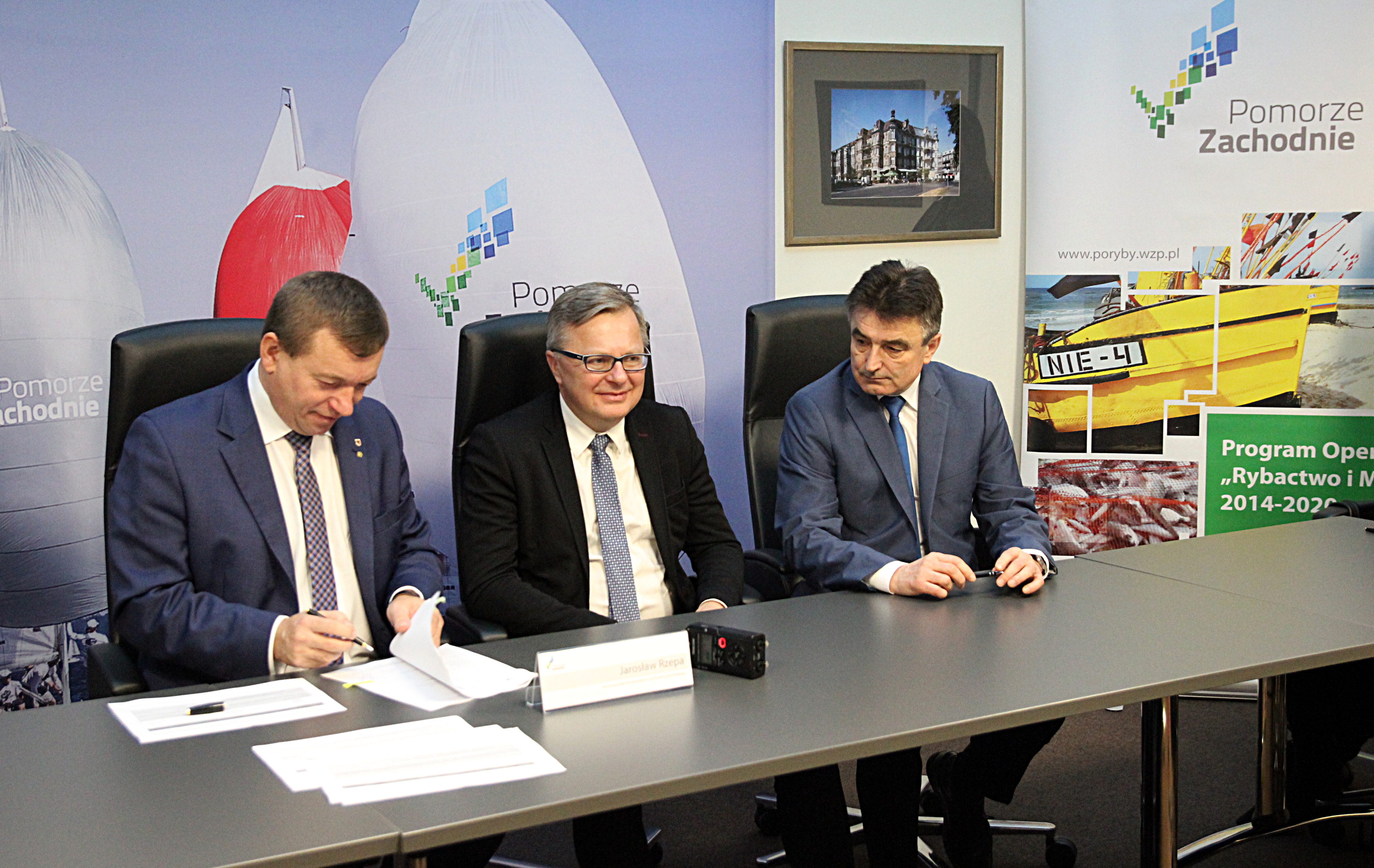 Łączna kwota na 2018 r. dla wszystkich 5 RLGD realizujących Lokalną Strategię Rozwoju Pomorza Zachodniego z Priorytetu 4 PO RYBY 2014-2020 w ramach działania 4.4 Koszty bieżące i aktywizacja to blisko 1,7 mln zł. 