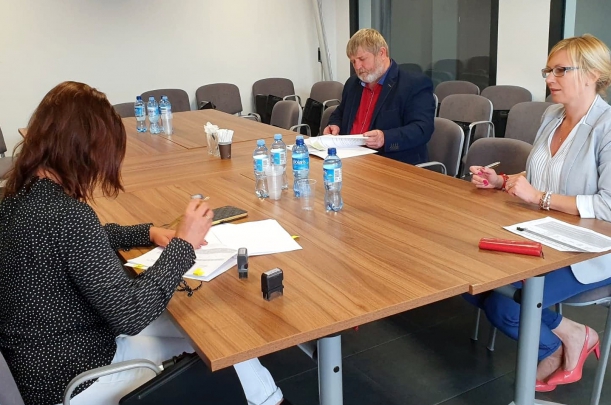 Beneficjent i członek zarządu podpisują umowę w ramach Po Ryby 