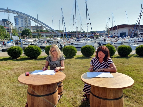 Członek zarządu Anna Bańkowska i beneficjent podpisują umowę