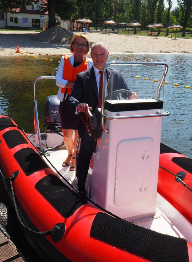 Samorządowcy na łodzi motorowej nad jednym z jezior, które będzie rekultywowane.