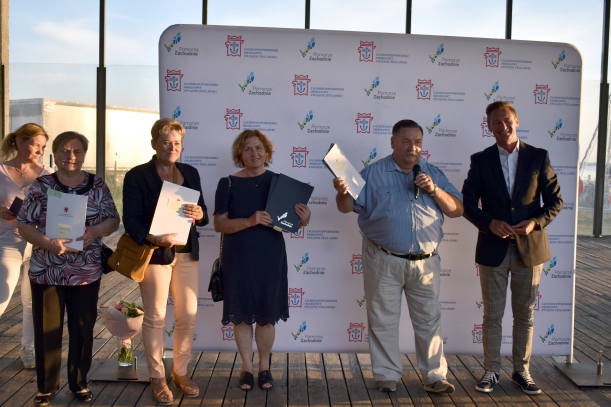 Beneficjenci oraz marszałek Olgierd Geblewicz po podpisaniu umów 