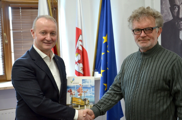 Wicemarszałek O.Kustosz i beneficjent Piotr Kozłowski z umową przyznającą dofinansowanie na modernizację jego gospody RybyLubie