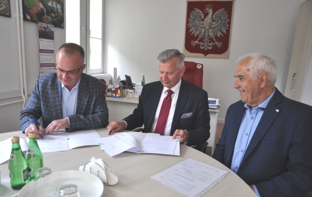 członek zarządu Stanisław Wziątek podpisuje umowę z beneficjentami