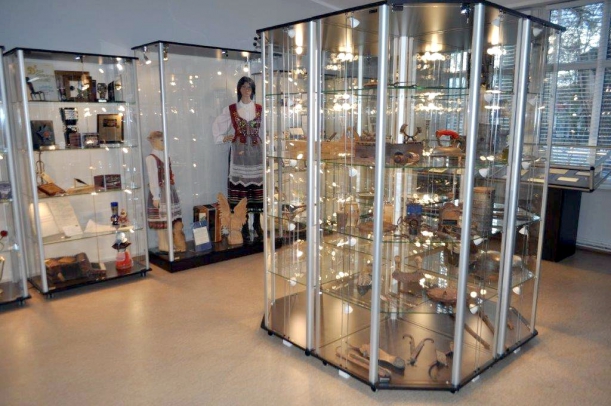 eksponaty w gablotach w Izbie Pamięci w Stepnicy 