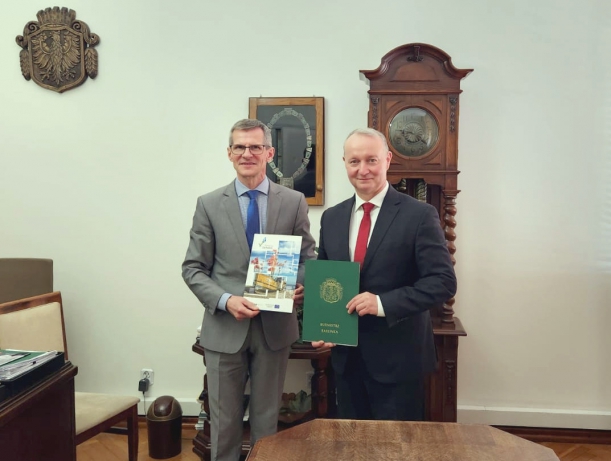 burmistrz Balinka z wicemarszałkiem Kustoszem trzymają podpisaną umowę