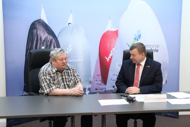 Mieszkańcy Waliszewa (gm. Ińsko), a także turyści będą mogli niebawem korzystać z domku rekreacyjnego, altany, grila, wędzarni i ławek, które powstaną nad jeziorem Chojniczka.