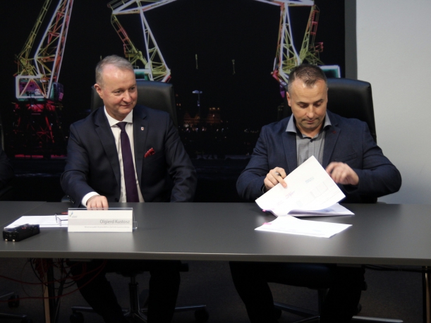 beneficjent podpisuje umowę na unijne wsparcie swojego projektu 