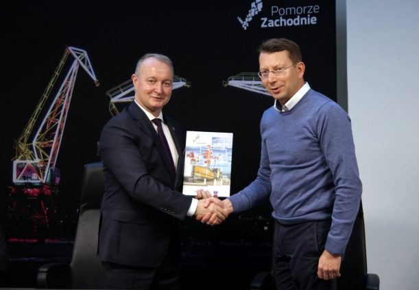 wicemarszałek gratuluje beneficjentowi 