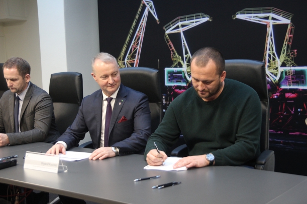 podpisanie umowy przez beneficjenta i wicemarszałka Kustosza