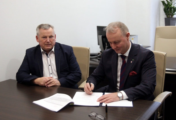 wicemarszałek O.Kustosz podpisuje umowę przyznająca unijne wsparcie gminie Przelewice