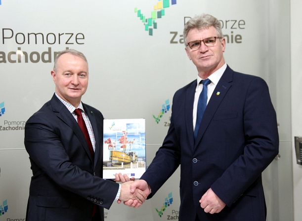 Wicemarszałek Olgierd Kustosz przekazuje umowę przyznającą finansowe wsparcie na funkcjonowanie dla Stowarzyszenia Rybacka Lokalna Grupa Działania Pomorza Zachodniego.  