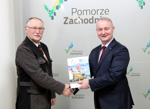 Prezes Lokalnej Grupy Rybackiej „Zalew Szczeciński” odbiera z rąk wicemarszałka Olgierda Kustosza umowę, która przyznaje unijne wsparcie RLGD. 