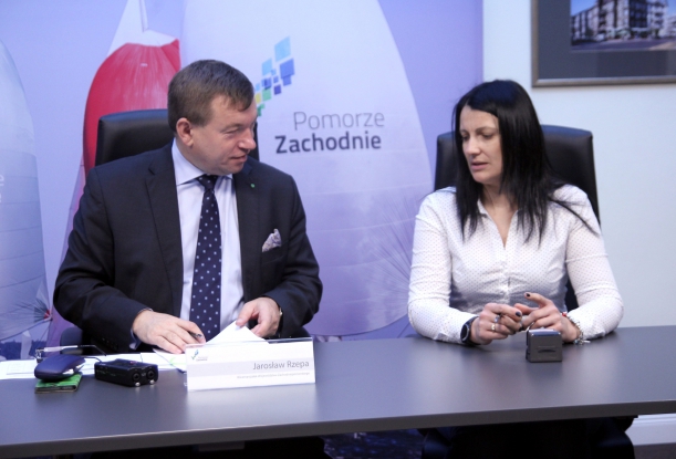 Wicemarszałek Jarosław Rzepa rozmawia z beneficjentem