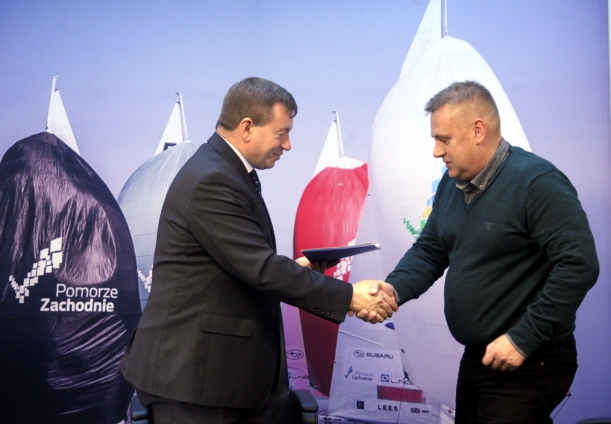 Wicemarszałek Jarosław Rzepa gratuluje jednemu z 6-ciu beneficjentów, którzy podpisali umowy 10 grudnia br.