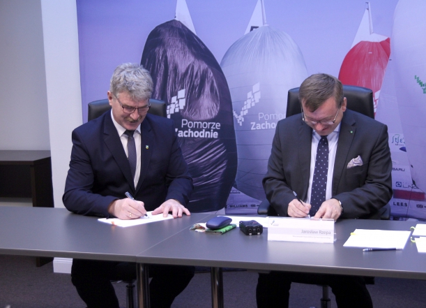 Prezes LGR podpisuje umowę na dofinansowanie z PO RYBY