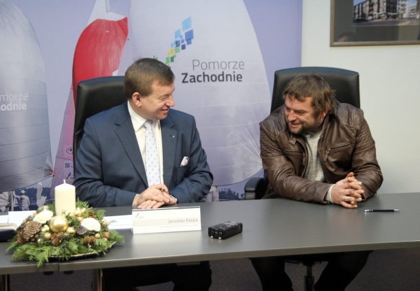 Wicemarszałek rozmawia z beneficjentem o jego projekcie.