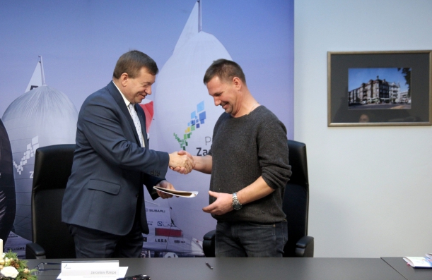 Wicemarszałek gratuluje beneficjentowi