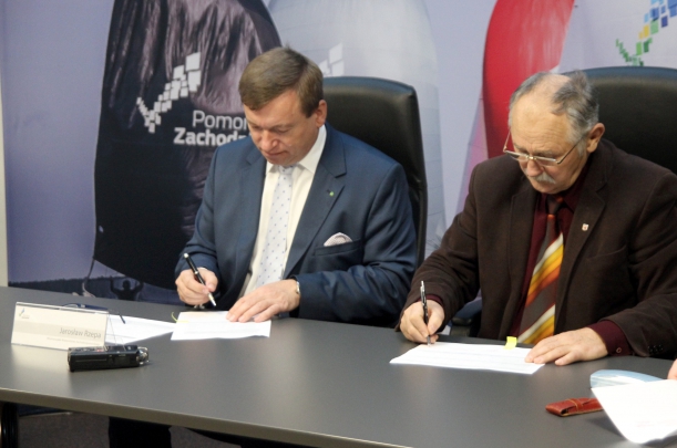 Wicemarszałek i beneficjent podpisują umowę na wsparcie z PO RYBY