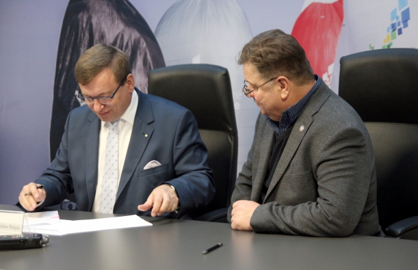 Wicemarszałek podpisuje umowę gwarantującą beneficjentowi unijne wsparcie