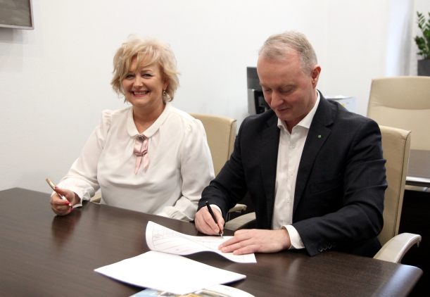 Wicemarszałek Olgierd Kustosz i Wioletta Kaszak, Starosta Choszczeński podpisują umowę przyznającą unijne dofinansowanie.
