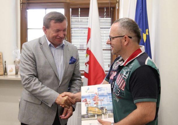 Wciemarszałek J.Rzepa gratuluje beneficjentowi 