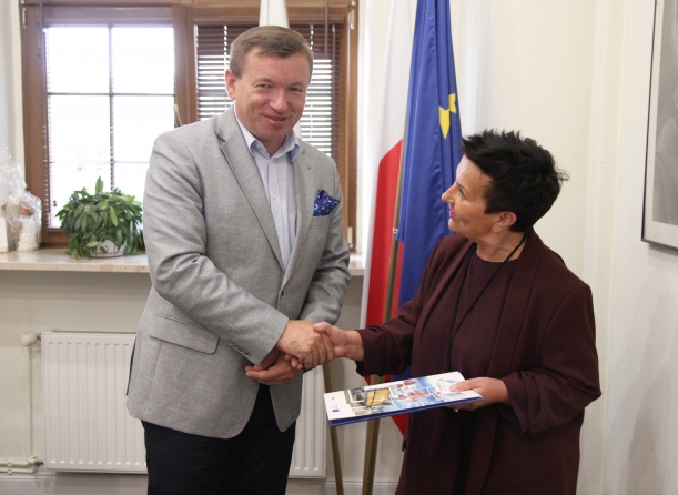 Wicemarszałek J.Rzepa gratuluje beneficjentce 