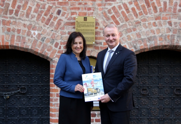 Wicemarszałek przekazuje umowę beneficjentowi 