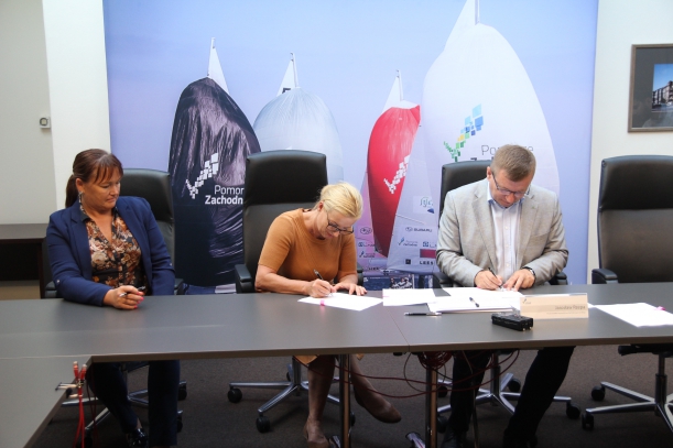 Prezes i wiceprezes stowarzyszenia HIPPICUS podpisują umowę przyznającą unijne dofinansowanie na budowę wiaty w Świnoujściu.