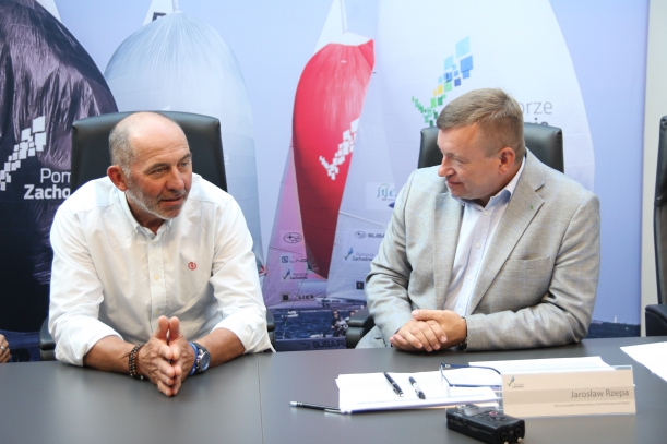 Arkadiusz Lenkowski  z Klubu Sportów Wodnych BALTIC podpisuje umowę na dofinansowanie działania z PO RYBY 2014-2020. 