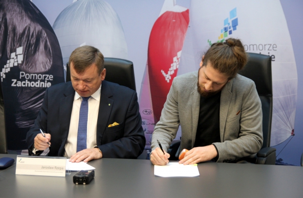 Wicemarszałek i prezes Fundacji Centrum Inicjatyw Regionalnych i Międzynarodowych podpisują umowę na unijne wsparcie projektu