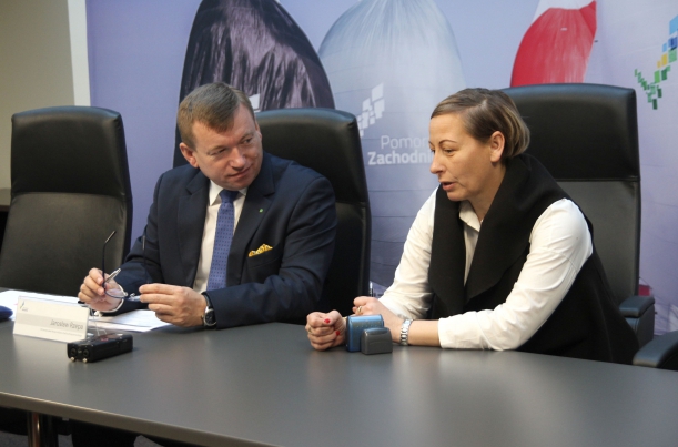 dyrektor Gminnego Ośrodka Kultury, Sportu i Turystyki w Wierzchowie Marta Łapińska rozmawia z wicemarszałek Jarosławem Rzepą