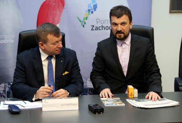 Wicemarszałek Jarosław Rzepa rozmawia z beneficjentem na temat jego projektu.