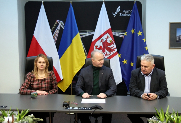 Wicemarszałek Kustosz rozmawia z beneficjentami o projekcie