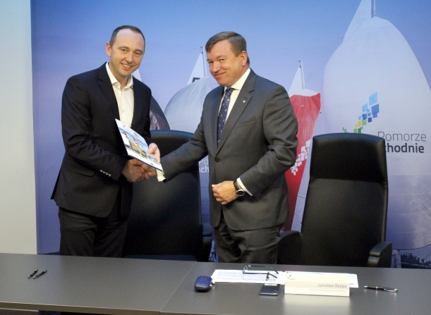 Wicemarszałek gratuluje beneficjentowi.