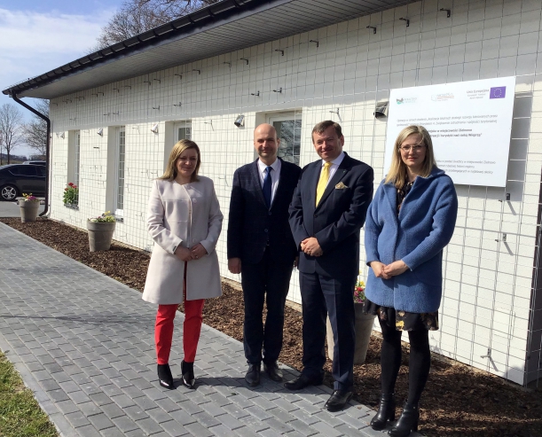 Wicemarszałek Rzepa i władze gminy Darłowo na tle nowej świetlicy w Zielnowie 