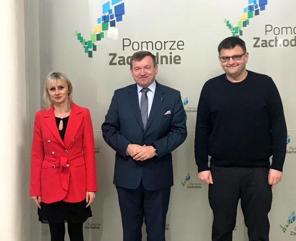 Wicemarszałek Jarosław Rzepa wraz z beneficjentami umów 