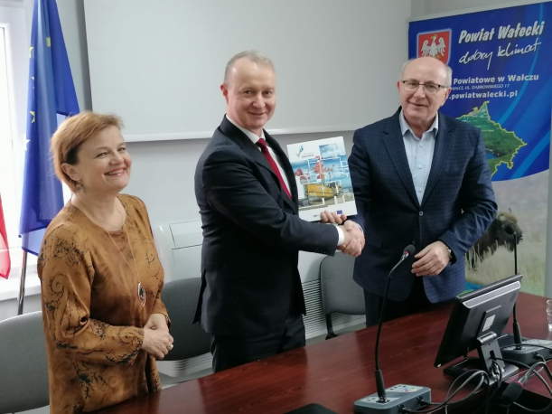 Na zdjęciu (od prawej):  starosta wałecki Bogdan Wankiewicz, wicemarszałek województwa Olgierd Kustosz i wicestarosta wałecki Jolanta Wegner.