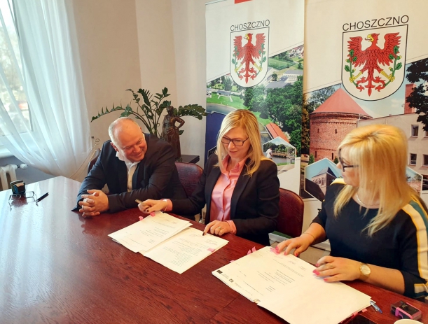 Burmistrz Choszczna Robert Adamczyk i Członek Zarządu Województwa Anna Bańkowska podpisują umowę w ramach PO RYBY 2014-2020.