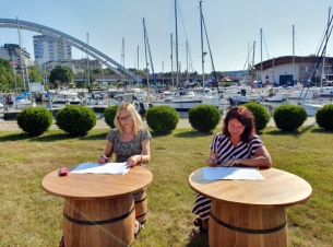 Członek zarządu Anna Bańkowska i beneficjent podpisują umowę