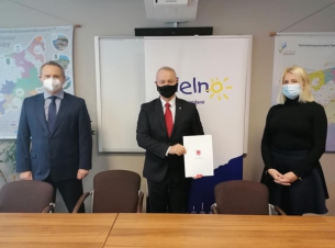 Beneficjenci i wicemarsząłek Kustosz z podpisaną umową